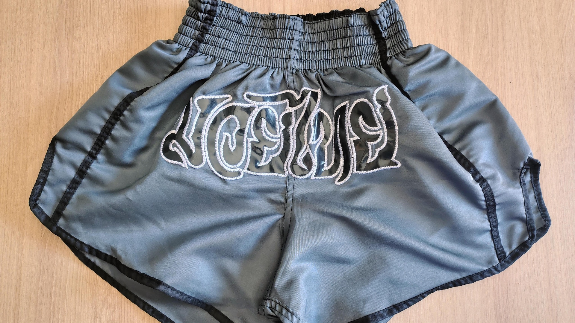 Short Muay Thai Cinza Bordado Tailandês